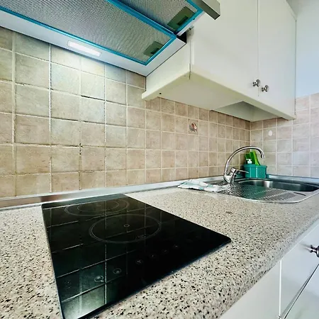 Ocean-View Studio With Pool Access شقة